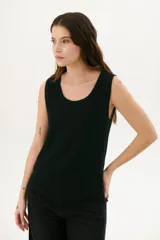Musculosa de lino color beige con cuello redondo y sisas amplias.