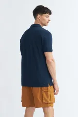 Remera polo básica color azul marino, con cuello tipo polo y botones en el frente.