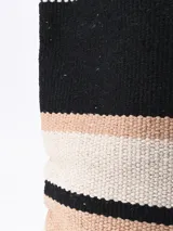 Funda de almohadón cuadrada con diseño de rayas horizontales en tonos beige, blanco y negro.