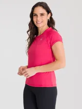 Remera deportiva de manga corta color fucsia, con cuello redondo y tecnología Aircool de secado rápido.