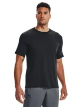 Remera negra de Under Armour, modelo Sportstyle, de corte clásico, mangas cortas y cuello redondo. Confeccionada en tejido ligero, suave y de secado rápido.