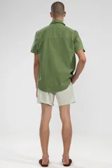 Short de baño a rayas verticales color beige y blanco, con cintura elástica ajustable con cordón, bolsillos laterales y trasero con cierre, y logo bordado en la pierna.