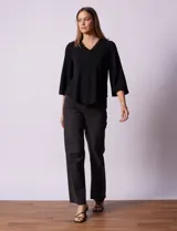 Blusa negra de seda fría, marca Rio & Rian, con escote en V y aplique de crochet en la parte delantera.