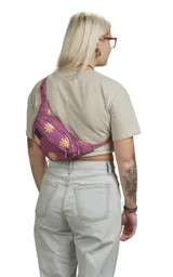 Riñonera JanSport Fifth Avenue negra con estampado de rayos blancos.