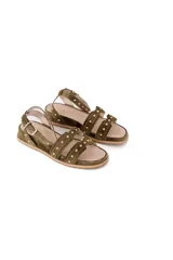 Sandalias chatas de gamuza color verde oliva con plataforma corrida forrada y tachas doradas.