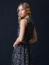 Vestido largo Donna Ricco de gasa color negro con estampado de lunares blancos, escote en V cruzado, sin mangas, cintura con lazo de ajuste y forro interno.