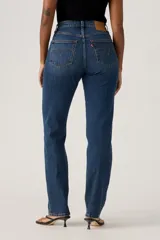 Pantalón de jean azul de corte recto, con tiro alto y cierre con botones.