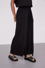 Pantalón negro de corte ancho y tiro alto.