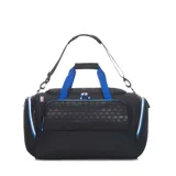 Bolso deportivo tipo duffel bag, color negro, con asas de mano azules y correa ajustable para hombro. Presenta un panel frontal con textura de monograma NBA y detalles laterales en blanco y azul. Incluye compartimento para calzado.