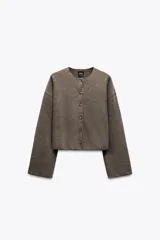 Chaqueta marrón de punto canalé con cuello redondo, manga larga y cierre frontal con botones.