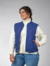 Chaleco azul acolchado con cierre frontal y bolsillos laterales.