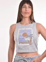 Musculosa gris con estampado de una escena de playa con una palmera y el texto "Sunshine Surf".