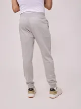 Pantalón deportivo tipo jogging color gris, confeccionado en 60% algodón y 40% poliéster, con cintura elástica ajustable con cordón.