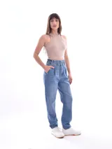 Jean negro de tiro alto con cintura fruncida y cierre de botón. Corte mom fit, ajustado en la cintura y más holgado en la cadera y muslos, con puños doblados en el tobillo.