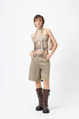Top strapless color beige con estampado animal print metalizado y pañuelo a tono que se ata al cuello.