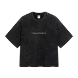 Remera negra de corte boxy con efecto lavado y cuello redondo.