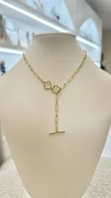 Collar dorado con cadena de eslabones rectangulares y cierre marinero en forma de trébol.