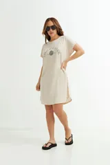 Vestido corto color verde oliva con estampado de dos rostros en color blanco.