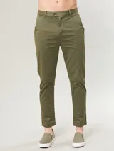 Pantalón chino gris de corte slim fit.