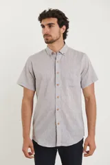 Camisa de manga corta color gris claro con textura, cuello abotonado y bolsillo en el pecho.