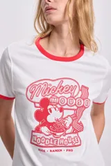 Remera blanca de manga corta con cuello y mangas con borde rojo, y estampado de Mickey Mouse comiendo fideos.