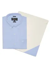 Camisa celeste de vestir, de corte regular, con cuello abotonado, bolsillo en el pecho con logo bordado y tecnología Travel 360º.