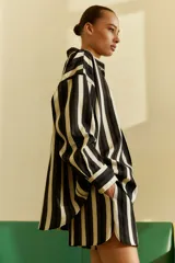 Short de tiro alto con cintura elástica fruncida y cordón ajustable. Corte holgado con bolsillos laterales discretos y bajo redondeado.