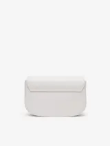 Bolso de piel lisa color blanco, de tamaño mediano, con logo D ovalado en la solapa y correa ajustable.
