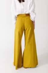 Pantalón jean color borgoña, de corte wide leg y tiro alto.