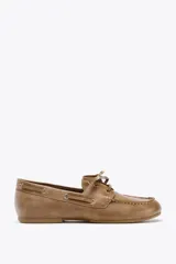 Zapato plano estilo náutico color marrón claro, con detalle fruncido en la parte delantera, suela a contraste y cierre mediante cordones.