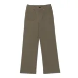 Pantalón de gabardina color verde oliva, de corte ancho y tiro alto, con bolsillos delanteros tipo parche.