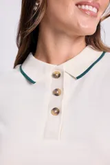 Camiseta de manga corta color blanco, de tejido rib, con cuello polo y botones.