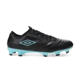 Botines de fútbol negros con detalles en celeste, diseñados para superficies duras, ofrecen ajuste ceñido y tracción óptima.