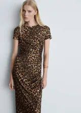 Vestido midi de mangas cortas con estampado animal print.