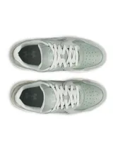 Championes urbanos de gamuza verde agua con suela blanca.