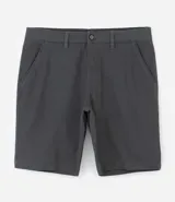 Bermuda masculina de sarga color rosa, corte slim, con bolsillos laterales y cierre con botón y cremallera.