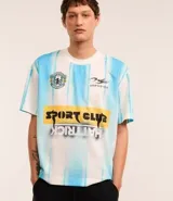 Remera masculina de poliéster con estampa de rayas verticales en celeste y blanco, escudo y lettering "Sport Club Hat Trick".