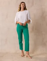 Pantalón verde esmeralda de gabardina elastizada, marca Zac & Rachel. Corte recto, pretina ancha pespunteada, bolsillos simulados y largo al tobillo.