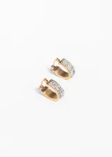 Aros ovalados de acero quirúrgico hipoalergénico con detalles de strass brillantes.