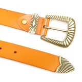 Cinturón color naranja de cuero vacuno, con hebilla metálica cuadrada plateada con diseño labrado.