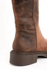 Bota de cuero color marrón con efecto desgastado, caña alta y suela track.