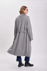 Cardigan de punto gris, de corte amplio y sin cierre, ideal para combinar con diversas prendas.