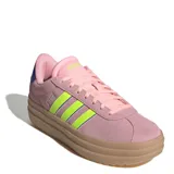 Championes Adidas VL Court Bold de gamuza rosa con plataforma color caramelo, detalles en amarillo flúor y azul.