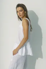 Blusa negra sin mangas con escote en V y abertura en el centro.