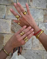 Anillo dorado con diseño de serpiente enroscada.