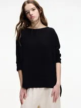 Sweater negro de mangas 3/4, con cuello bote y corte amplio, más largo en la parte trasera.