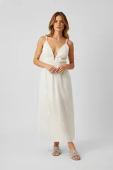 Vestido largo blanco de viscosa con bordado tipo broderie, corte al cuerpo, escote en V profundo y breteles finos.