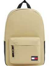 Mochila Tommy Jeans color beige con detalles en negro. Tiene un bolsillo frontal con cierre, asa superior, correas acolchadas ajustables y logo de la marca en el frente.