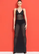 Vestido largo negro transparente con lunares y brillos sutiles. Escote estilo lencero. Incluye interior negro.