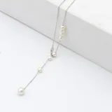 Conjunto de collar y aros en plata 925 con perlas de río blancas. El collar tiene una cadena de 45cm de largo.